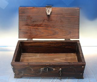 Baúl, cofre de madera y herrajes estilo castellano antiguo.