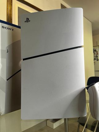 ¡CON DISCO! PS5 Slim Blanca con Caja y Mando