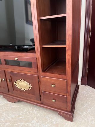 Mueble TV madera color cerezo, muy elegante.
