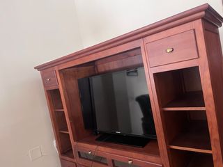 Mueble TV madera color cerezo, muy elegante.