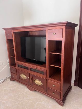 Mueble TV madera color cerezo, muy elegante.