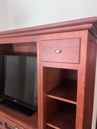 Mueble TV madera color cerezo, muy elegante.