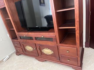 Mueble TV madera color cerezo, muy elegante.
