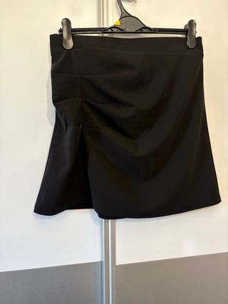 Falda elegante negra con drapeado