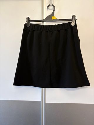 Falda elegante negra con drapeado