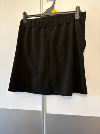 Falda elegante negra con drapeado