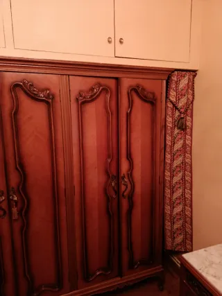 Armario de madera maciza