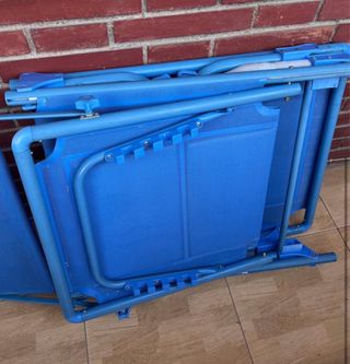 Tumbona plegable azul casi nueva