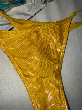 Pack Bikini 3 Piezas: Top Blanco + 2 Tangas