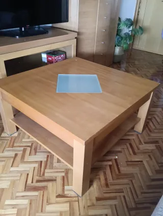 Mesa de centro de madera con cristal