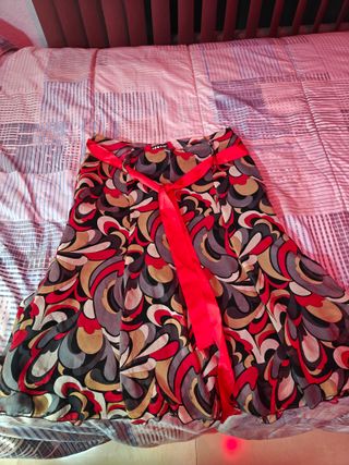 Falda Midi Estampado Psicodélico con Lazo Rojo