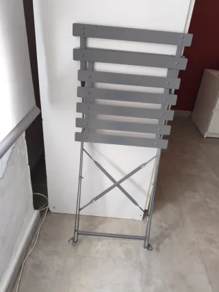 Silla plegable de metal gris, tengo 4 a estrenar