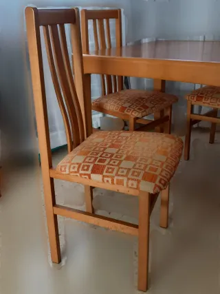 Muebles de comedor, mesa y sillas de madera