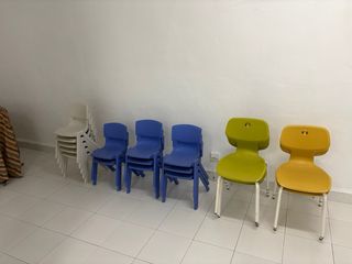 Sillas de plástico infantiles (varios colores)