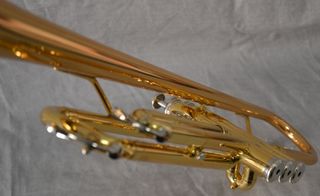 Trompeta Yamaha 4335G Sib Lacada