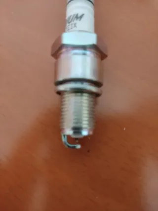 Yamaha SR 250. Bujía Iridium NGK.