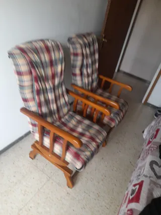 2 Mecedoras de Madera con Cojines