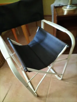 Lote 5 Muebles: 2 Mesas y 2 Sillones