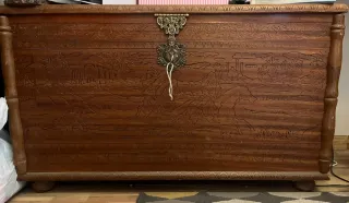 Baúl de madera tallada