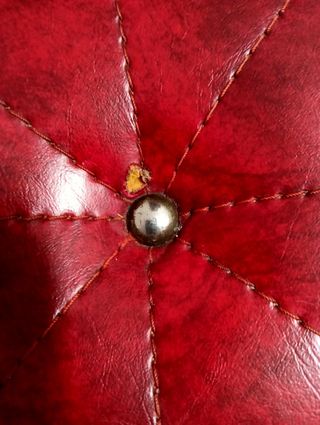 Antiguo PUFF Vintage con TAPA color ROJO - MADRID