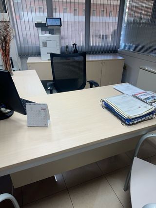 Mesa de oficina L madera con silla