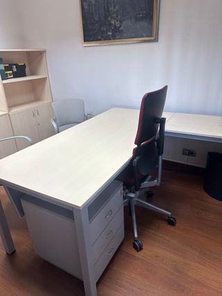 Mesa de oficina L madera con silla