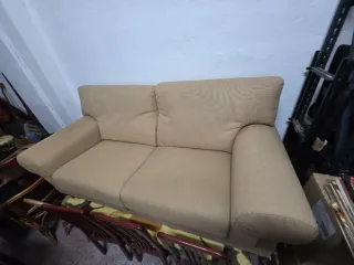 Sofá de tela beige