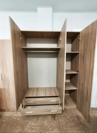 Armario de madera color beige