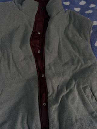 Chaleco reversible gris y rojo