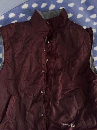 Chaleco reversible gris y rojo