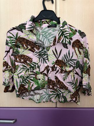 Camisa Bershka corta estampado animal print