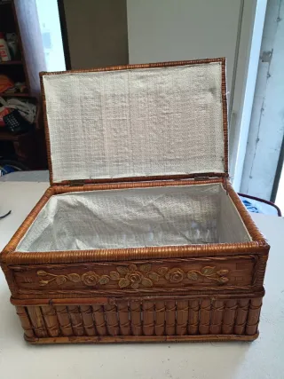 Maleta de caña de bambú con detalles dorados