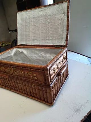 Maleta de caña de bambú con detalles dorados