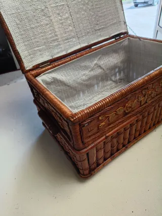 Maleta de caña de bambú con detalles dorados