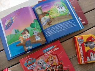 Pack 4 Cuentos Patrulla Canina + Muñecos linterna