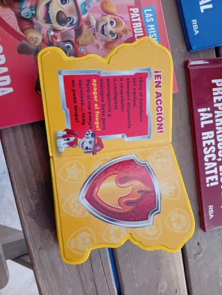 Pack 4 Cuentos Patrulla Canina + Muñecos linterna