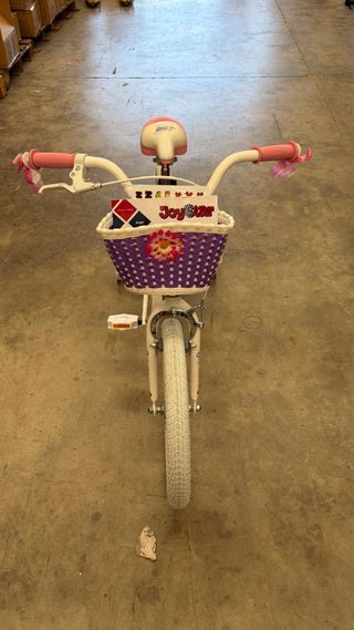 Bicicleta infantil morada con ruedas de apoyo