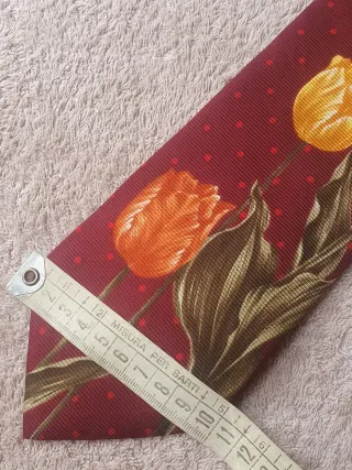 Cravatta Vinci bordeaux con tulipani rossi