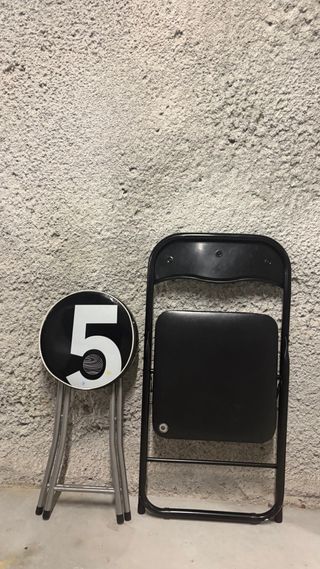 Silla plegable negra con asiento redondo