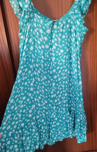 VESTIDO DE TIRANTAS CON FLORES.