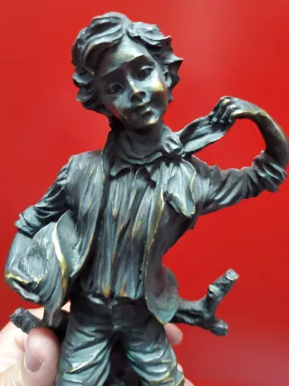 Escultura bronce chico con sombrero y pañuelo