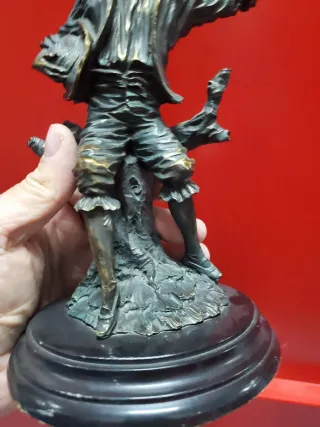 Escultura bronce chico con sombrero y pañuelo