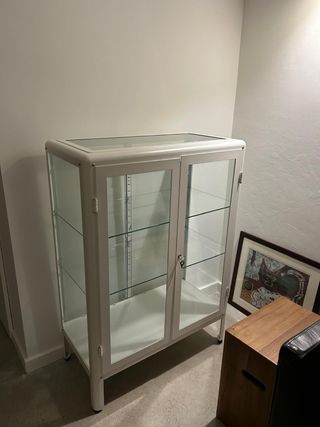 Vitrina médica blanca y cristal