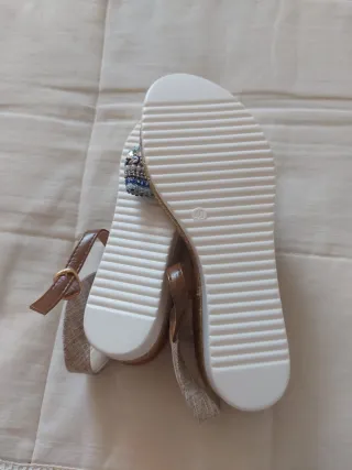 Sandalias cuña beige y multicolor
