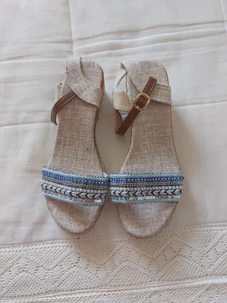 Sandalias cuña beige y multicolor