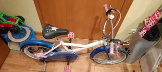 Bicicletas infantiles. Azul, roja y sin pedales