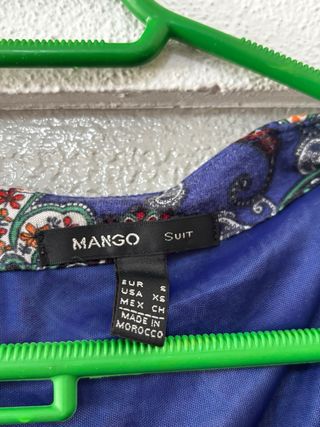 Vestido de festa azul com padrão paisley