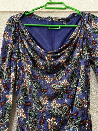 Vestido de festa azul com padrão paisley