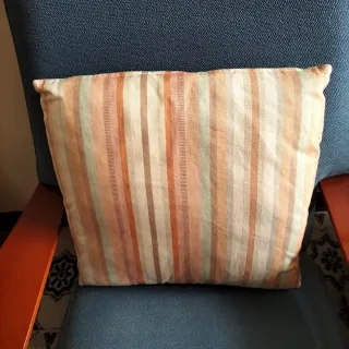 Butacas de tela y madera