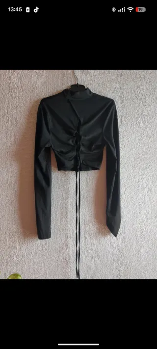 Camiseta negra cuello alto manga larga crop